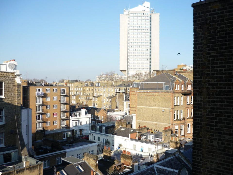 Blick aus dem Hotelzimmer auf den Innenhof Hotel Avni Kensington