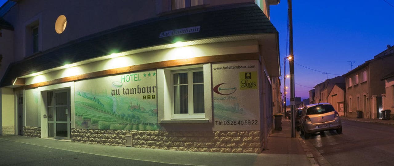 Facade batiment petit déjeuner  Hôtel Au Tambour
