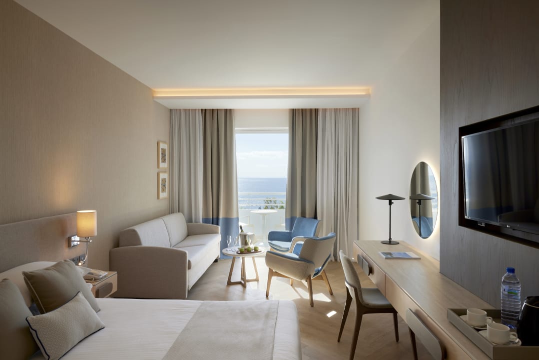 Zimmer Mediterranean Beach Hotel