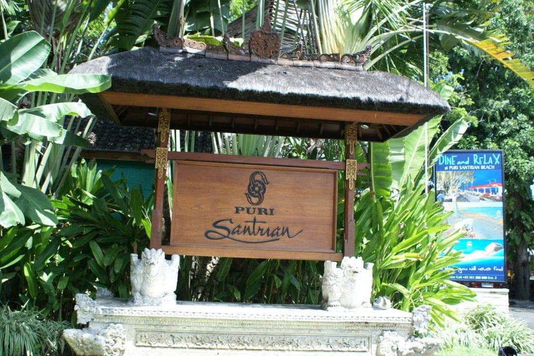 Haupteingangsschild an der Strasse Puri Santrian