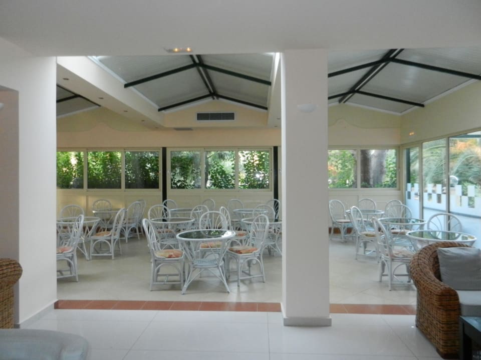 Neu gestaltete Loungeanlage im Hauptgebäude Hotel Portes Beach
