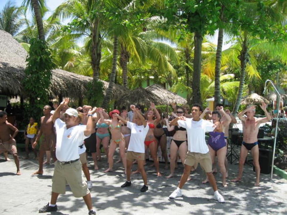 Clubdance am Pool mit dem Ani Team Playabachata Hotel
