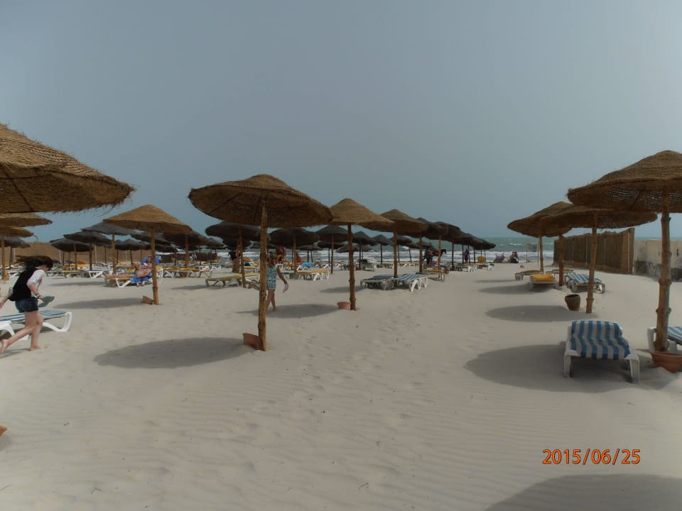 Der Strand...teilweise sehr leer Djerba Sun Beach Hotel & Spa