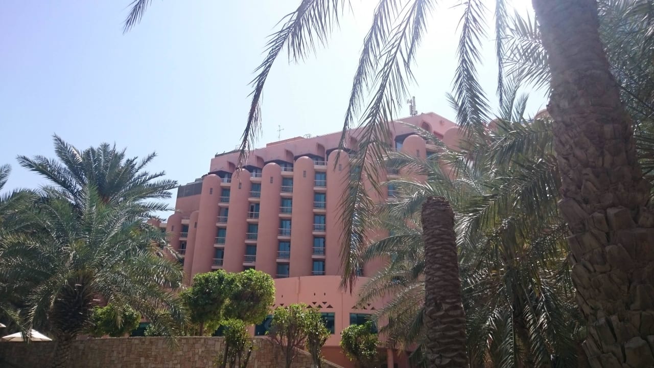Od strony ogrodu i laguny Sheraton Hotel & Resort Abu Dhabi
