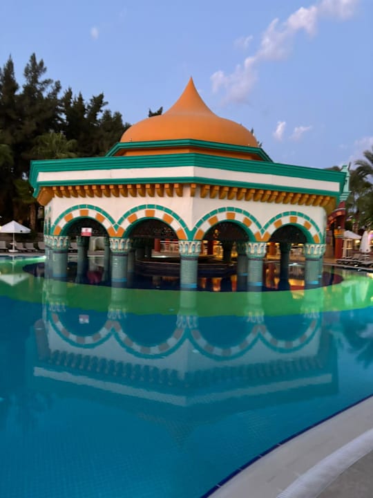 Pool Kamelya Aishen Club