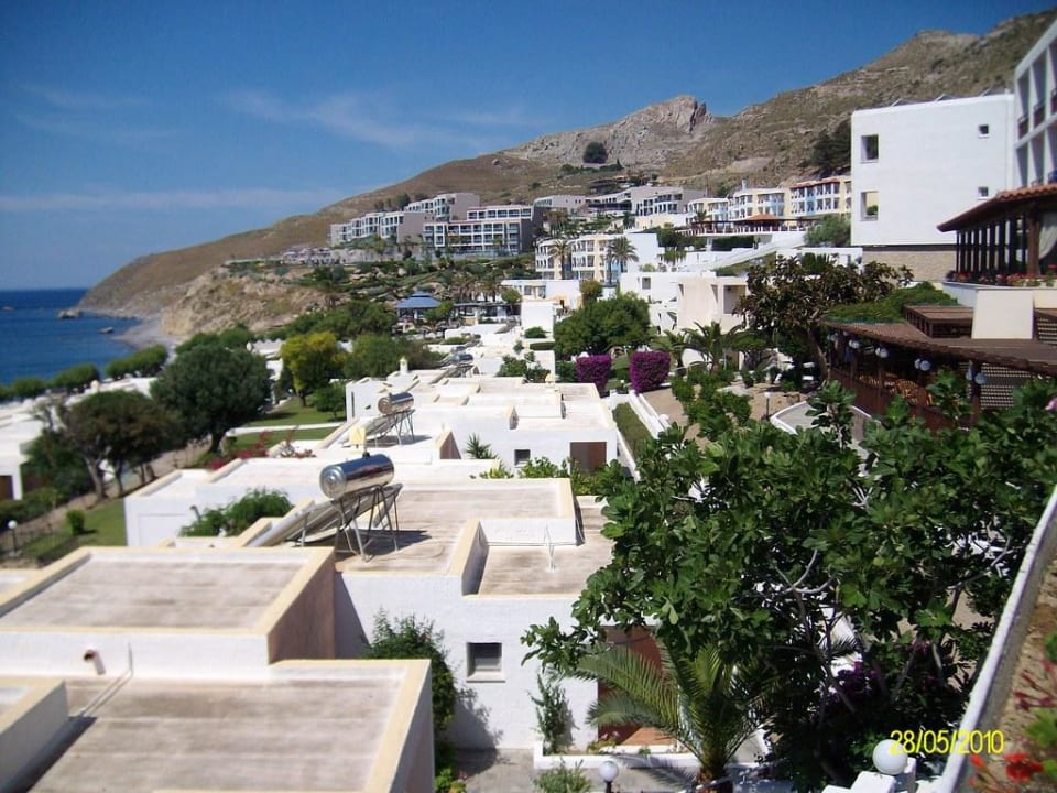 Blick über die Bungalows Dimitra Beach Hotel & Suites