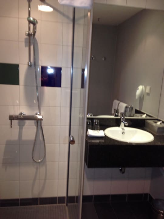 Modernes Bad  Park Inn by Radisson Frankfurt Airport