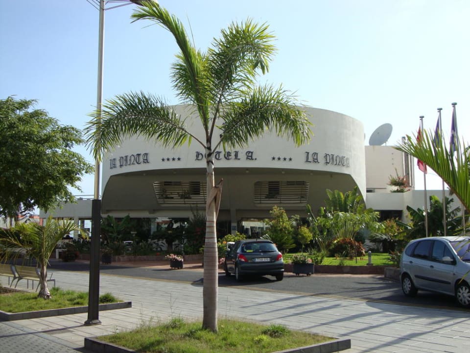 Eingangsbereich an der Straße HOVIMA La Pinta Beachfront Family Hotel