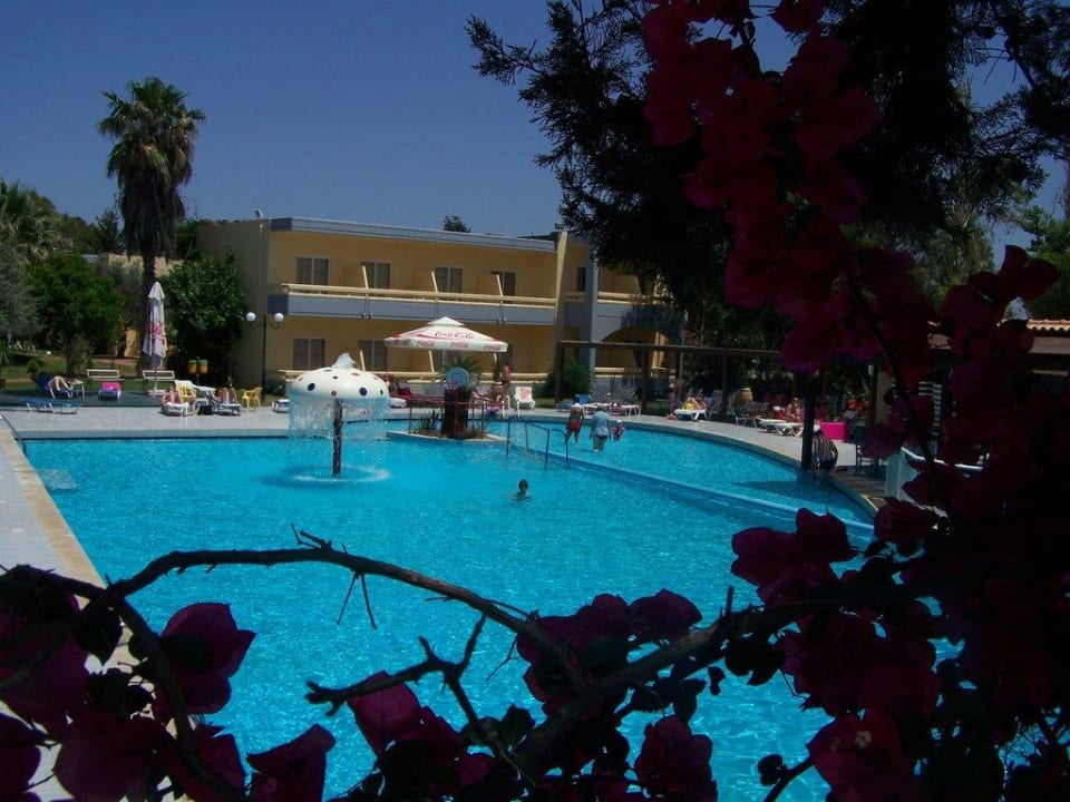 Blick auf den Pool Hotel Golden Odyssey