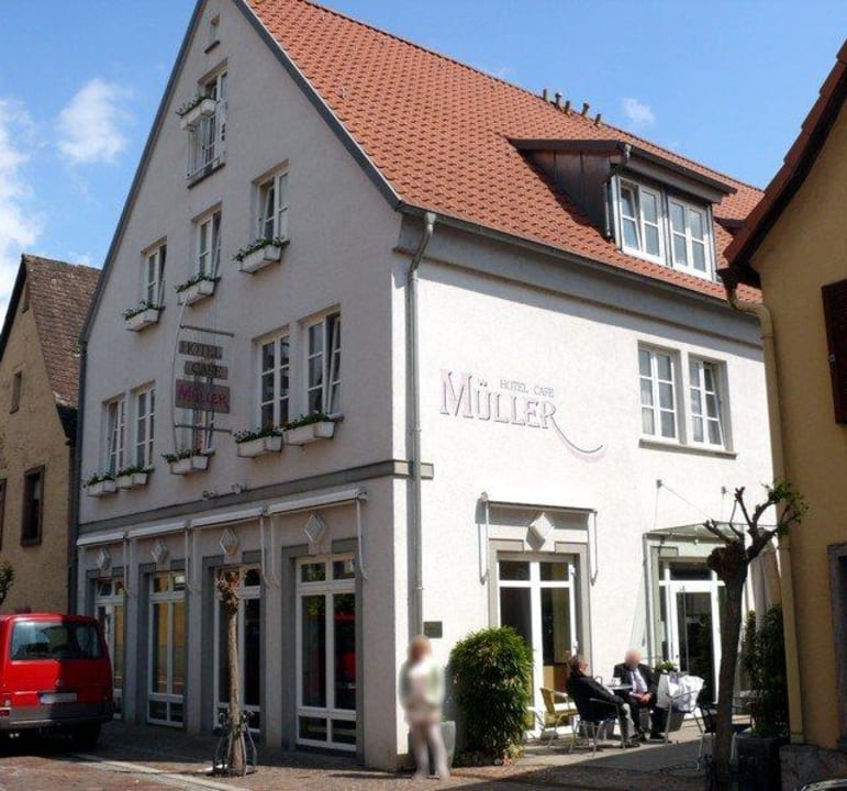 Ansicht von der Thüngersheimer Straße Hotel Müller Café & Wein - Mondholzhotel