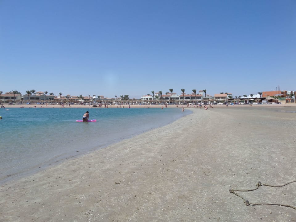 Blick vom Meer zum Strand bei Ebbe Pickalbatros Dana Beach Resort - Hurghada
