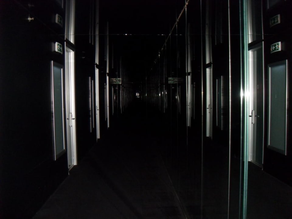 Der dunkle flur gehört zum Konzept Adam & Eve - Adults only