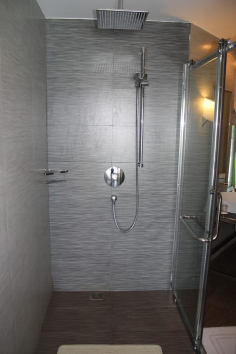 Regendusche in der Wasservilla Kuramathi Maldives