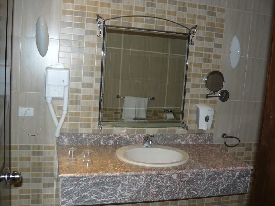 Умывальник AMC Royal Hotel & SPA