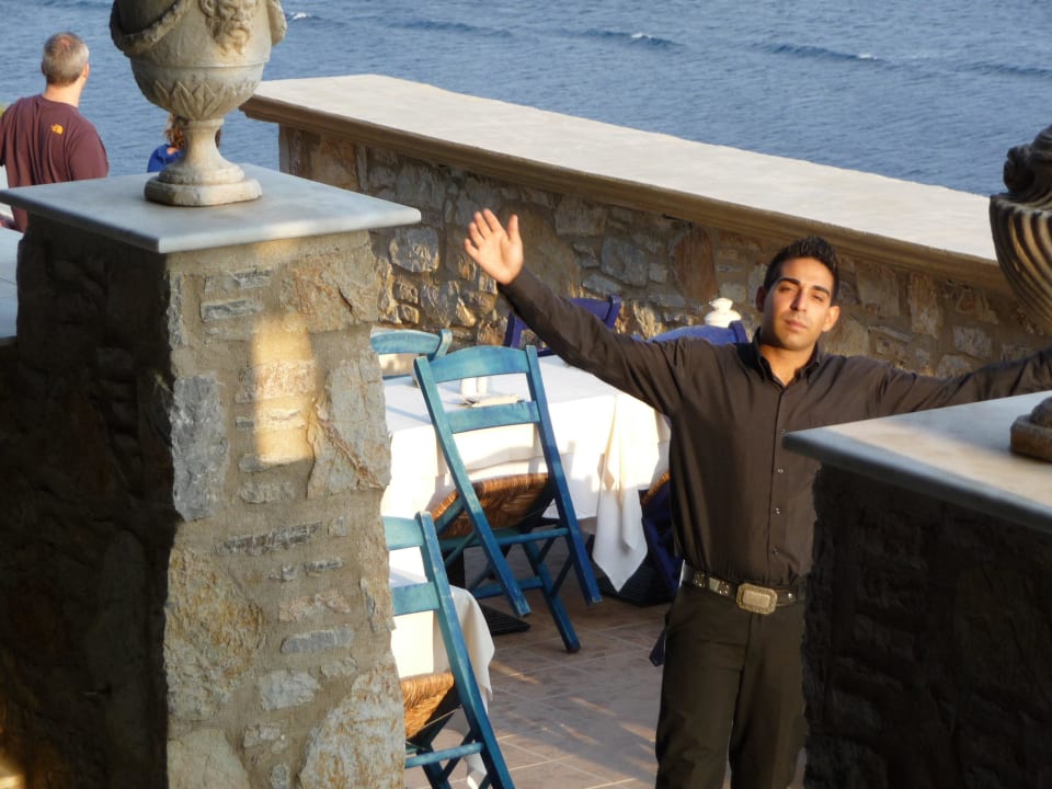 Nikos immer fleißig, nett und gut gelaunt Hotel Kalithea Horizon Royal