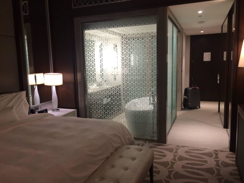 Helles Bad V Hotel Dubai, Curio Collection by Hilton