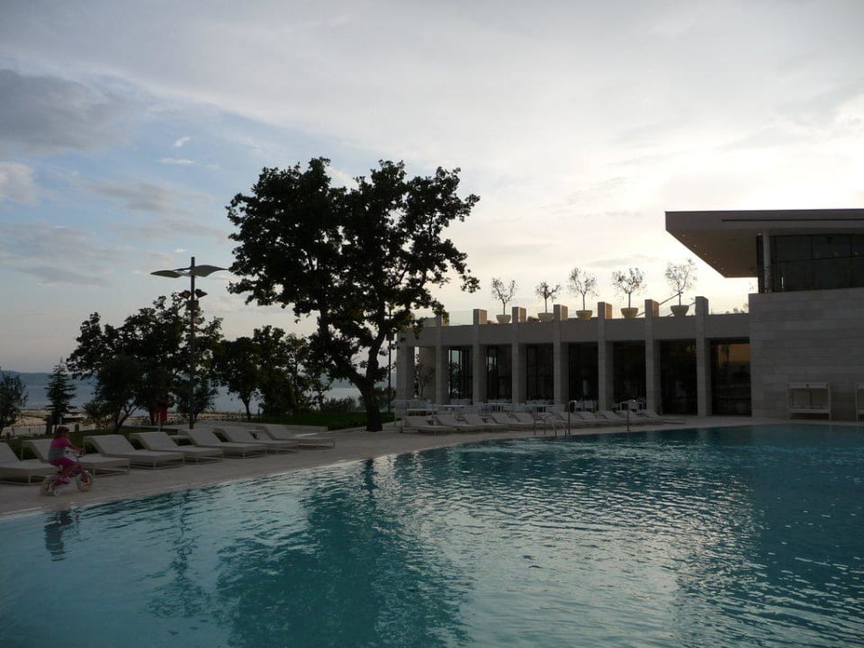 Pool Hotel The View, im Hintergrund das Enjoy Wyndham Grand Novi Vinodolski Resort - The View & Family Apartments