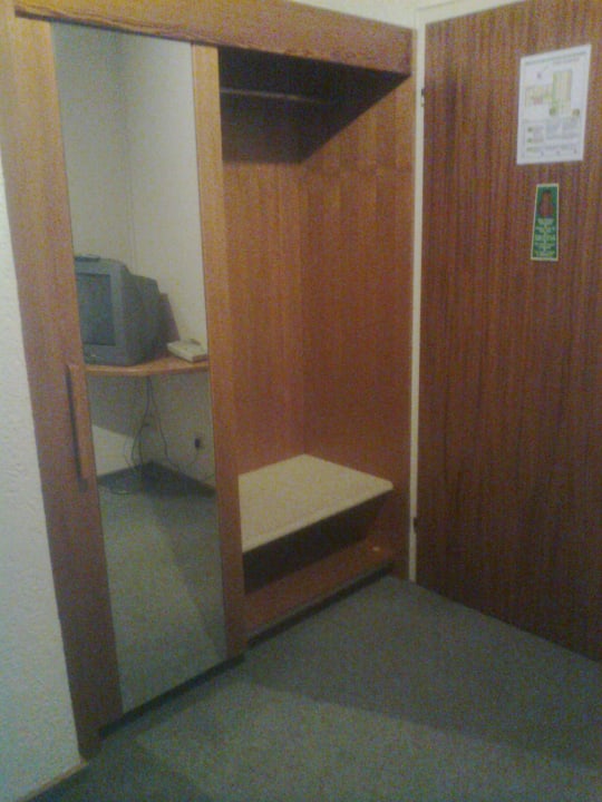 Schrank und Eingang Hotel Hubertus