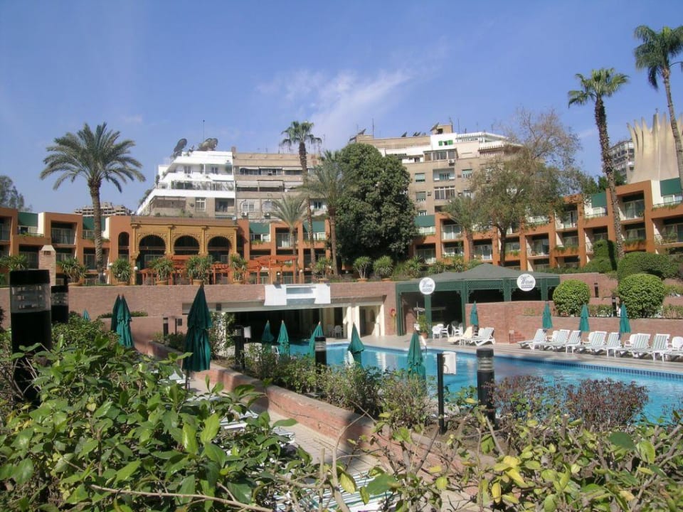 Blick auf Pool und Gartenanlage Cairo Marriott Hotel & Omar Khayyam Casino