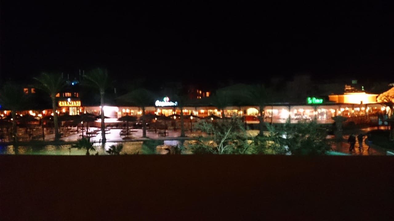 Poolanlage und Restaurants  (Nachts) Pickalbatros Aqua Vista Resort - Hurghada