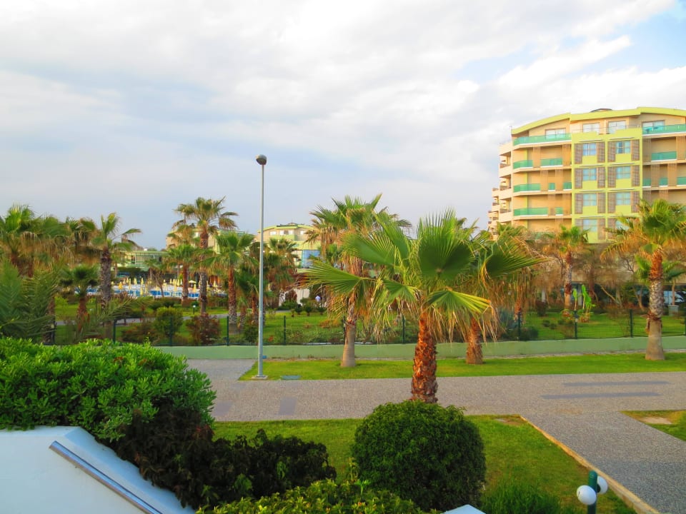 Blick zum Hotel von der Strandbar aus VONRESORT Golden Coast