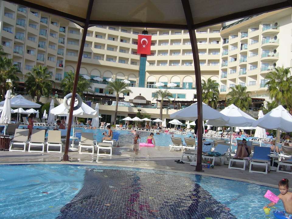 Kinderpool u Hotel im Hintergrund Saphir Resort & Spa