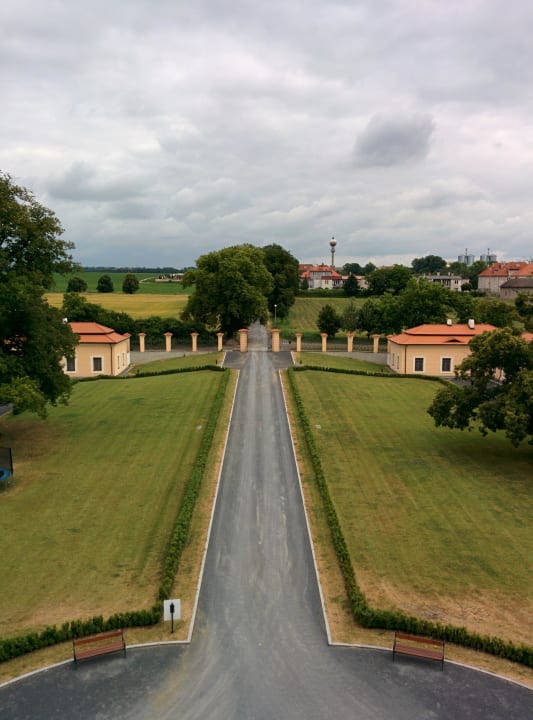 Pohled z chodby na příjezdovou cestu Château Hotel Liblice