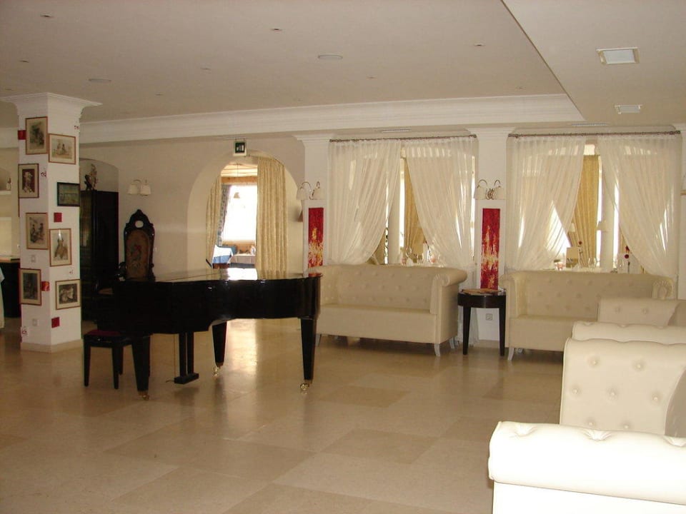 Klavier im Speiseraum Hotel Fameli