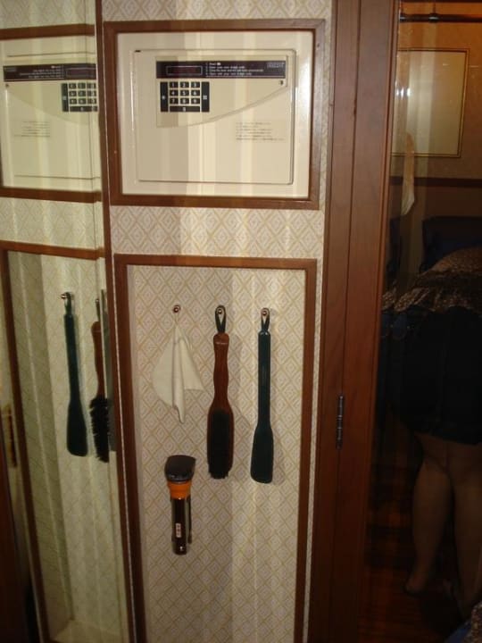 Safe und Schuhpflege-Utensilien Hotel The Peninsula Bangkok