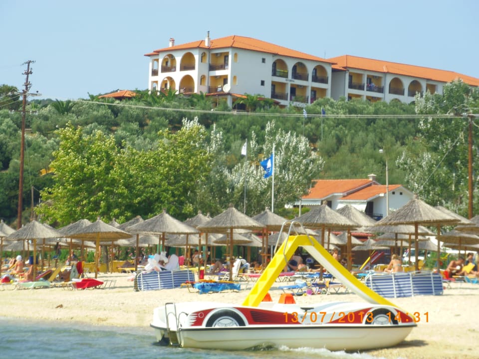 Strand mit Blick auf Hotelanlage Akrathos Beach Hotel