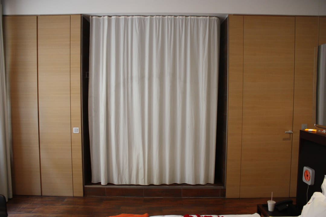 Baignoire cachée par un rideau Hotel Hollmann Beletage