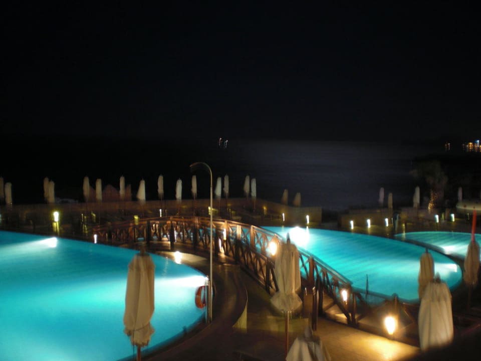 Pool bei Nacht Hotel Kalithea Horizon Royal