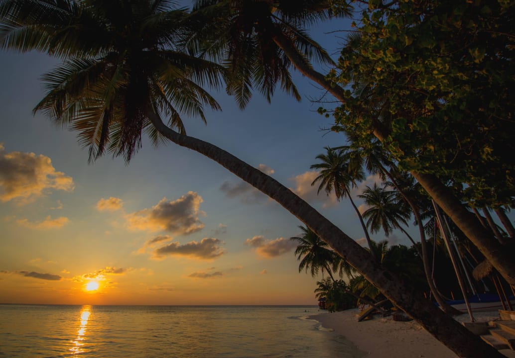 Sunset am Strand Fihalhohi Maldives