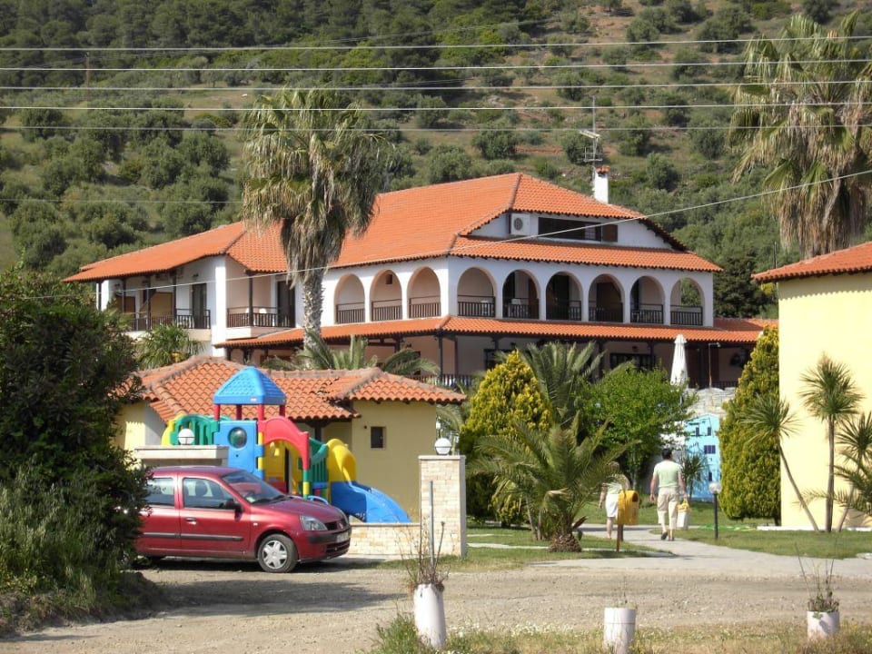 Hotel Hauptgebäude vom Strand aus Hotel Lagomandra Beach