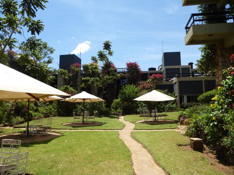 Weitläufige Gartenanlage Taita Hills Safari Resort & Spa