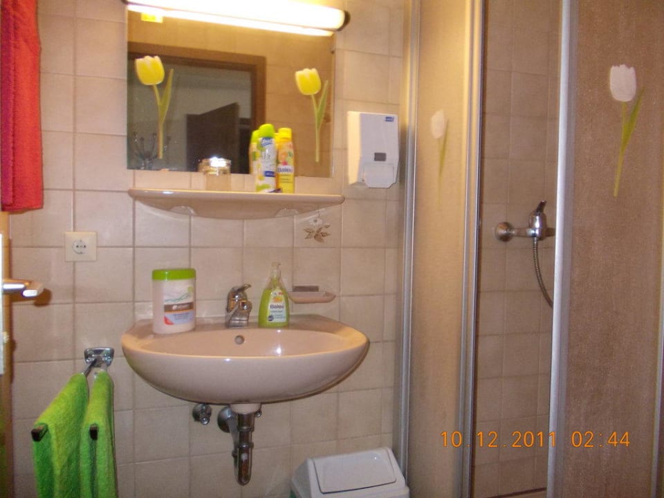 Bad/Dusche klein aber sauber Fremdenzimmer Peperoncini