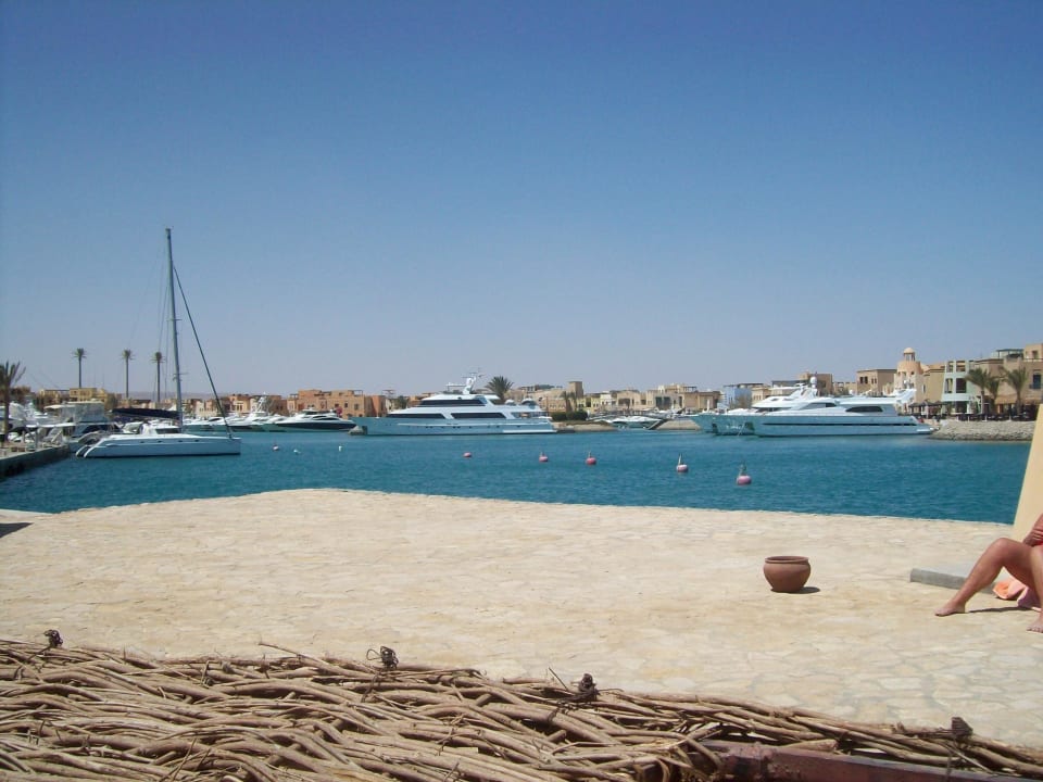 Blick von Strand auf die Marina Hotel Three Corners Ocean View prestige - Adults only