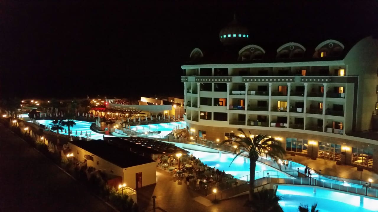 Pool bei Nacht Kirman Belazur Resort & Spa