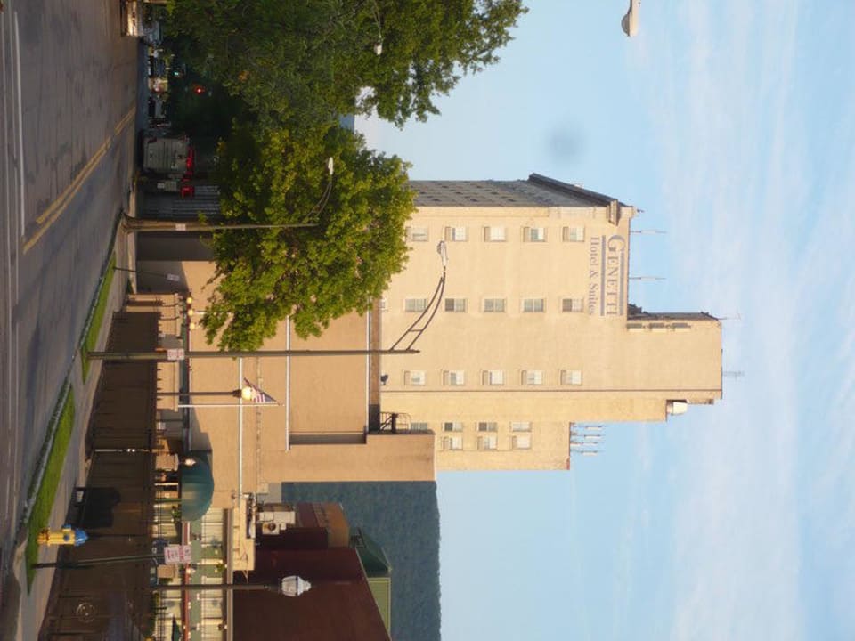 Hotel von außen SureStay Signature Collection Genetti Hotel