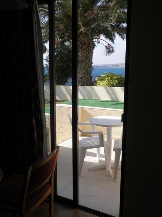 Zimmer auf die Terrasse Queen's Bay Hotel