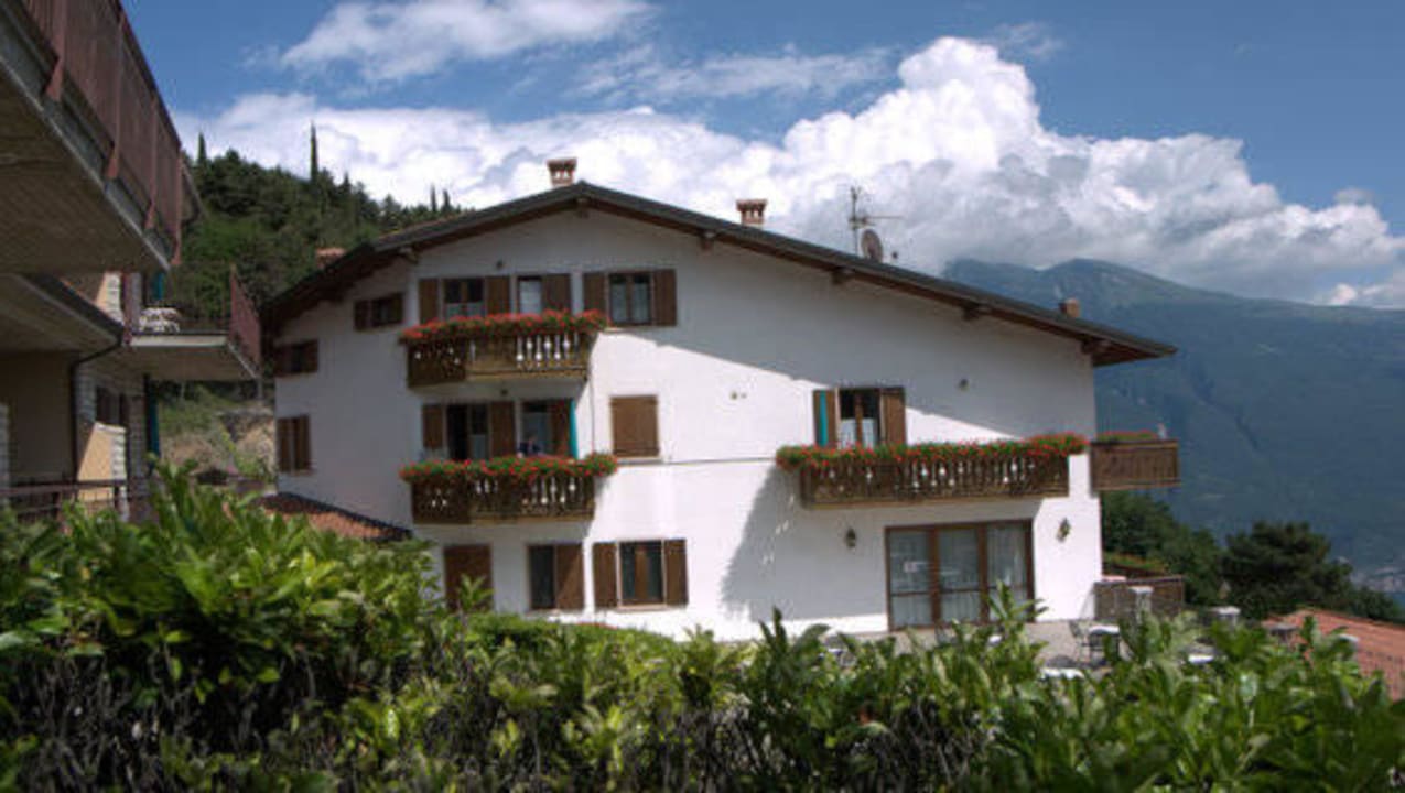 Die Außenansicht zu unserem- und Nachbar-Balkon Residence Panorama La Forca