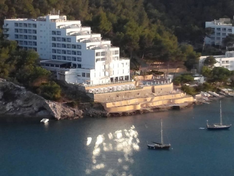 Hotel von dem gegenüberlieg. Berg Palladium Hotel Cala LLonga - Adults only