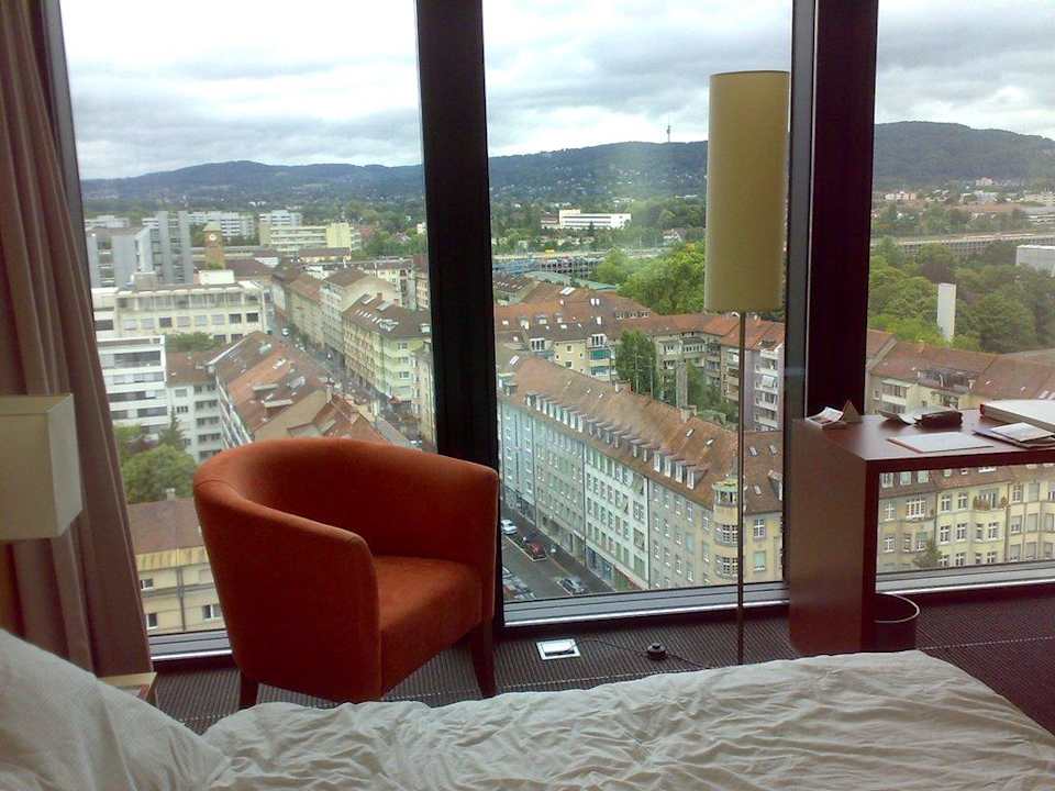 Zimmer mit Fensterfront HYPERION Hotel Basel