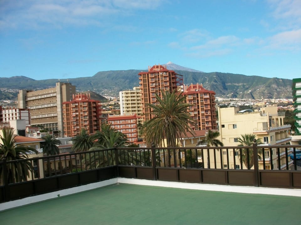 Hinter dem Hochhaus sieht man die Spitze vom Teide Hotel Don Manolito