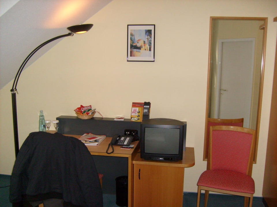 Schreibtisch und Fernsehecke H+ Hotel Erfurt