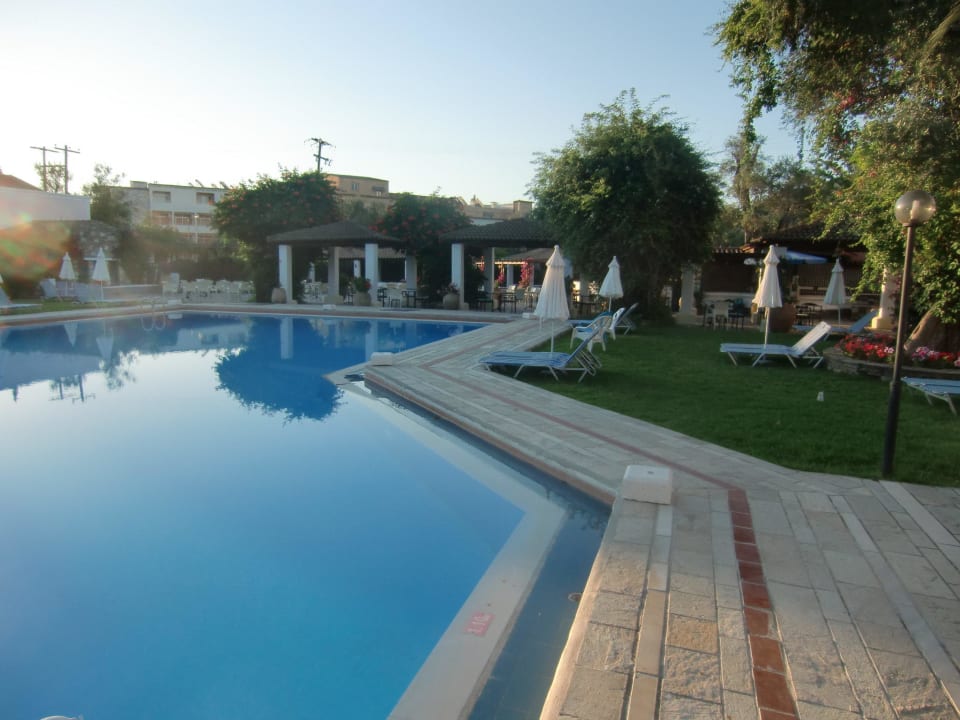 Blick zur Poolbar Sentido Apollo Palace