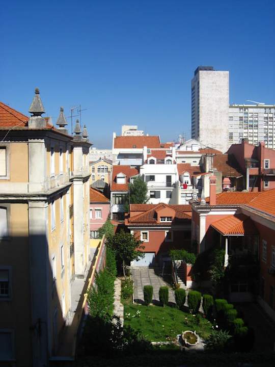 Вид из номера на город Hotel Real Parque