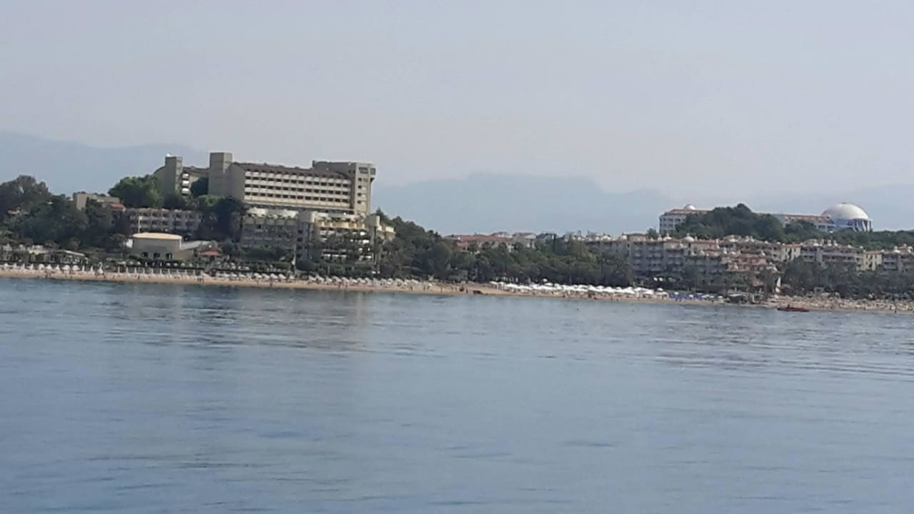 Hotel vom Wasser aus. Melas Resort Hotel