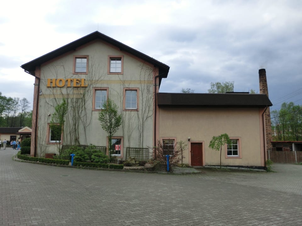 Так отель выглядит сбоку Hotel Stara Szmergielnia