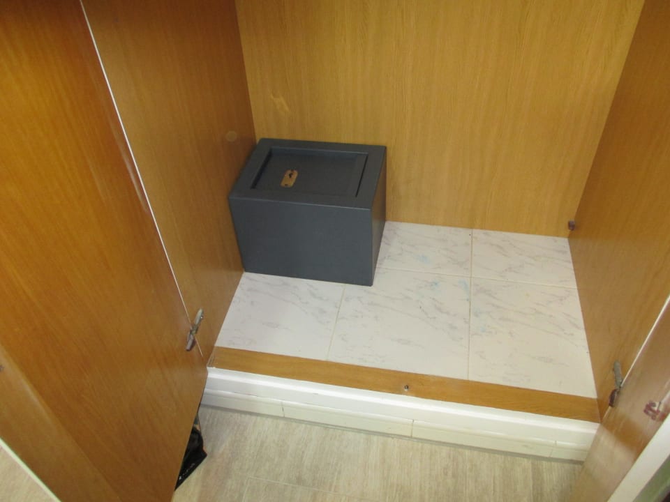 Safe im Schrank auf dem Boden Orange Colom Seaside Apartments